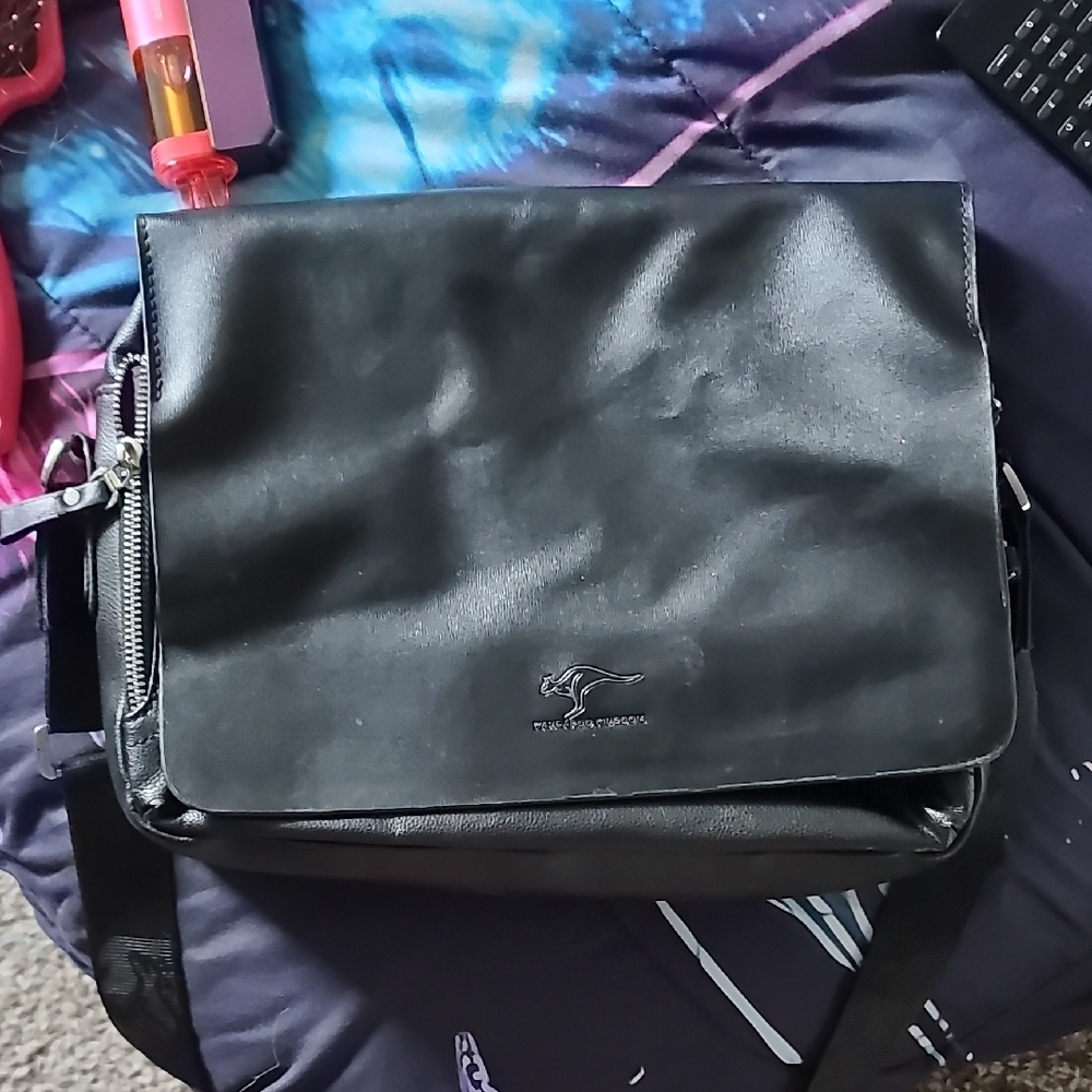 kangaROOS Black Messenger Bag with Minimalist Design